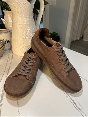 Clarks Brown Canvas Lace-Up Sneakers size 9.5